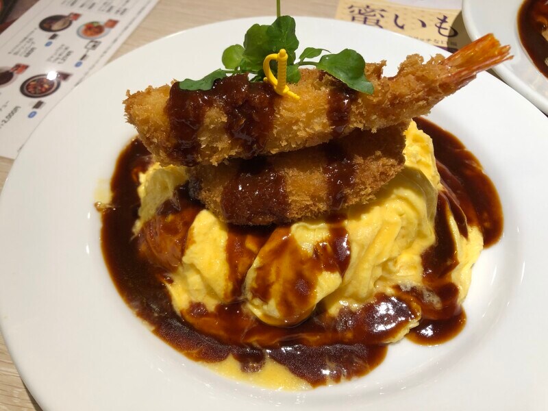 「とろ～り卵とチーズのエビコロオムライス」は、オムライスにエビフライとコロッケが乗っている