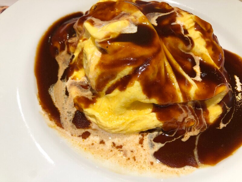 デニーズの「とろ～り卵とチーズのオムライス」で使用されているデミグラスソースは、オムライス専用