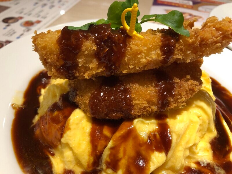 デニーズの「とろ～り卵とチーズのエビコロオムライス」にはエビフライとコロッケが乗っている