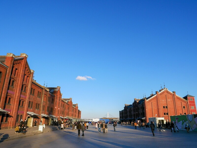 リニューアル前の横浜赤レンガ倉庫。左が2号館、右が1号館（2022年1月1日撮影）