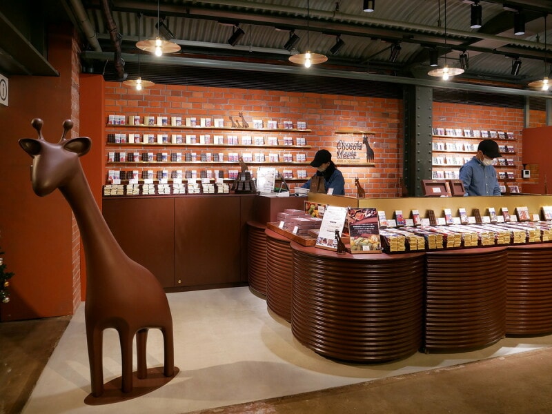 ロゴに描かれているキリンのオブジェが目印の「ショコラミーツ」