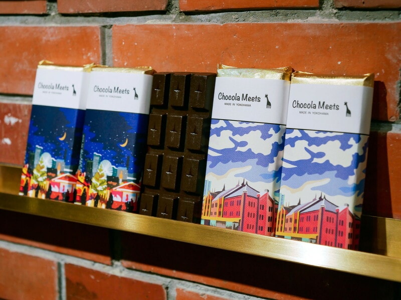 タブレットチョコレート（左：冬の横浜の夜景パッケージ 右：赤レンガ倉庫パッケージ、各税込800円）