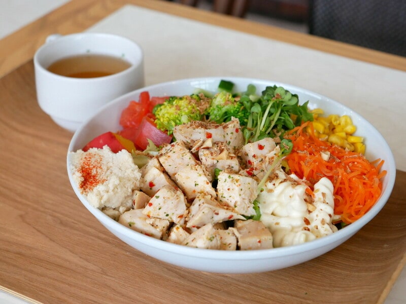 （新規）サラダボウル専門店「WithGreen」若鶏のハーブチキンセット（税込1350円）