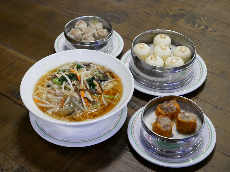 シウマイでおなじみの「崎陽軒」店舗限定 赤レンガシウマイ（3個入、570円）、野菜たっぷりサンマー麺（1150円）、昔ながらのシウマイ（6個520円）、シウマイまん（6個450円）※すべて税込