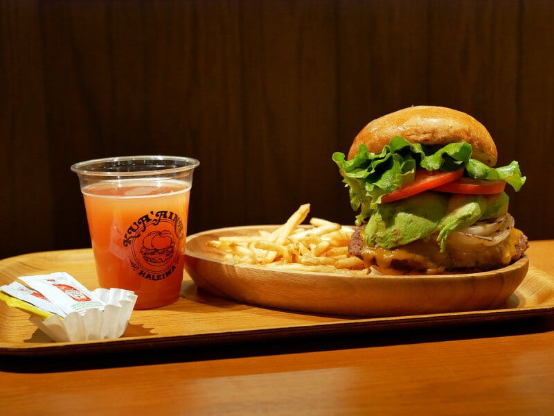 ハワイ生まれのハンバーガーショップ「KUA`AINA（クア・アイナ）」厚切りチェダーアボカドバーガー（単品税込1360円）