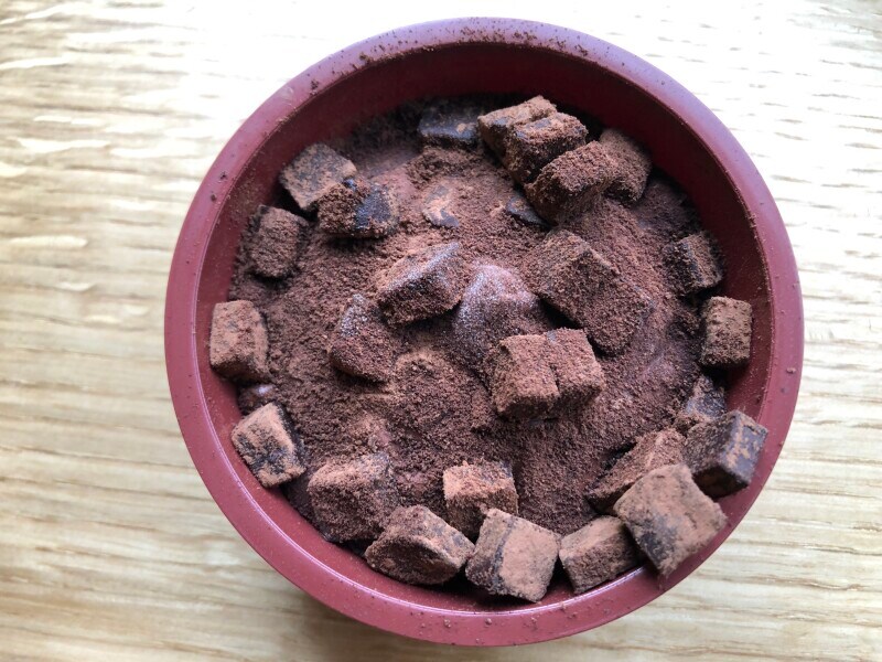 セブンイレブンの「生チョコアイス」は、生チョコがゴロゴロ