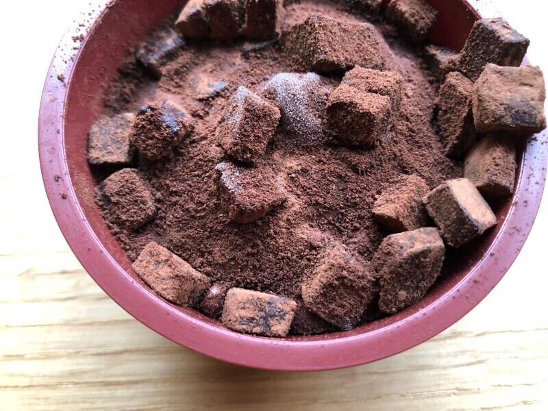 セブンイレブンの「生チョコアイス」の生チョコは柔らかい食感