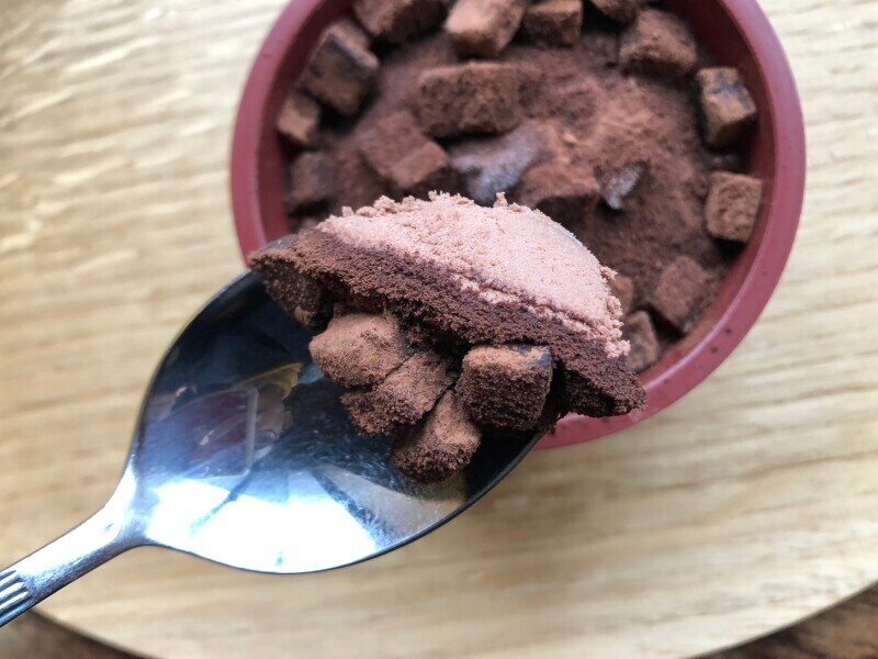 セブンイレブンの「生チョコアイス」のアイスはキャラメルソース入り