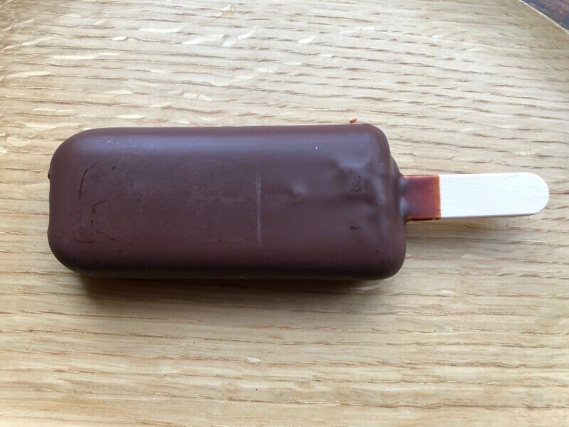 セブンイレブンの「濃厚4層仕立て生チョコバー」の外側はパリパリのチョコレートコーティング