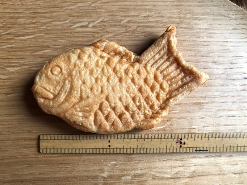 ファミリーマートの「クリームたい焼きカスタード」の長さは約12cm