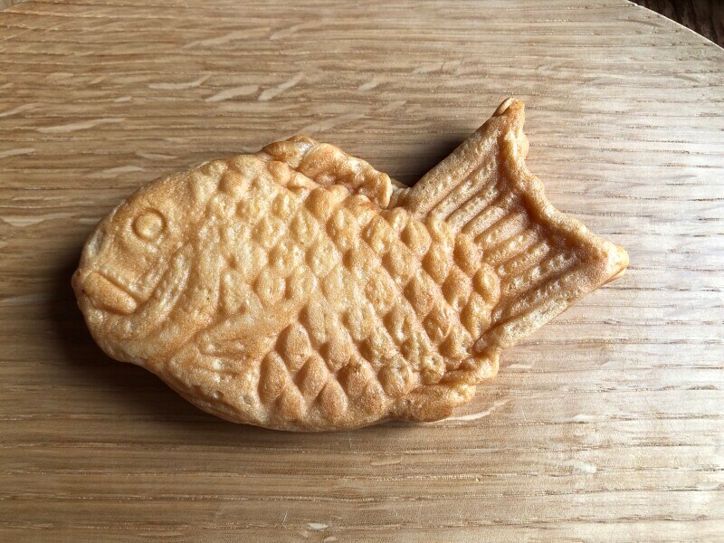 ファミリーマートの「クリームたい焼きカスタード」は昔ながらの茶色のたい焼き