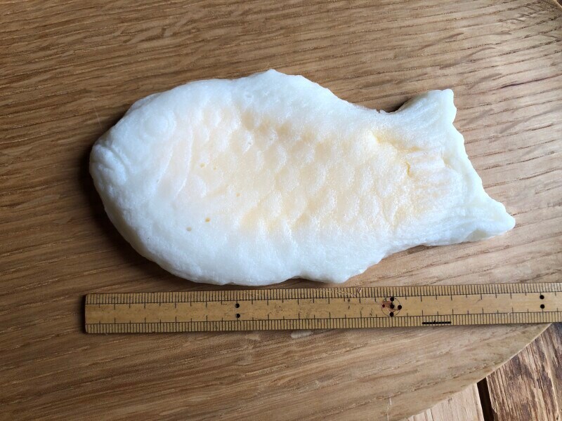 セブンイレブンの「カスタードクリームを包んだもちもち食感　しろもちたい焼き」の長さは14cmほど