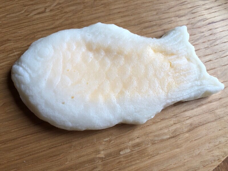 セブンイレブンの「カスタードクリームを包んだもちもち食感　しろもちたい焼き」の皮はプルプルしている