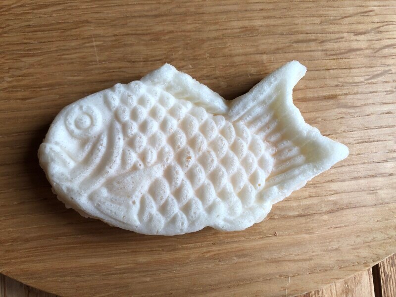 ローソンの「もっちりとした白いたい焼き」は皮がもちもち