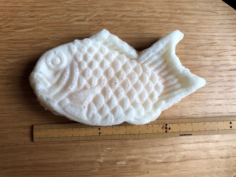 ローソンの「もっちりとした白いたい焼き」の長さは13cm ほど
