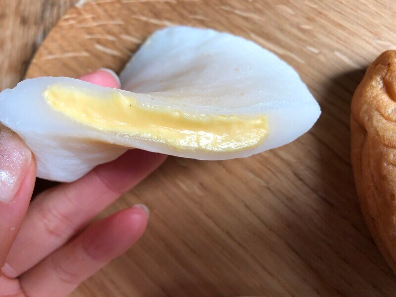 セブンイレブンの「カスタードクリームを包んだもちもち食感　しろもちたい焼き」は手で持つとぐにゃっとしてしまう