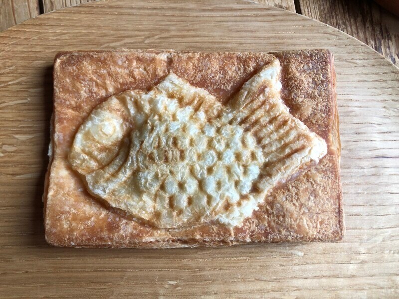 ローソンで買える果香音の「クロワッサン鯛焼き　つぶあん」は形も特徴的