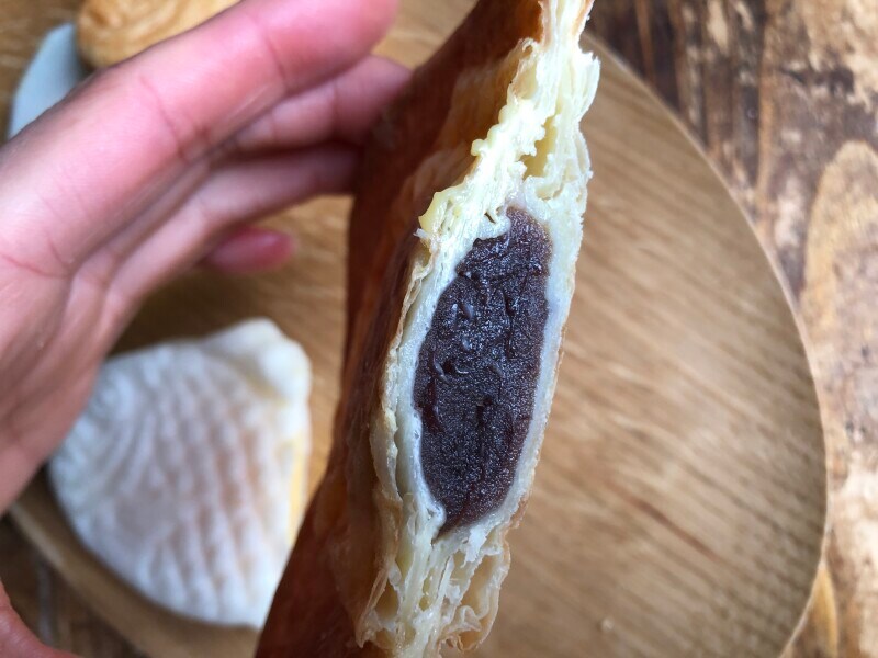 ローソンで買える果香音の「クロワッサン鯛焼き　つぶあん」のあんこは甘さ控えめ