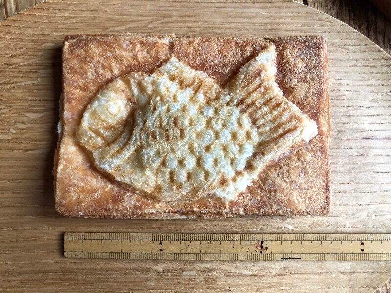 ローソンで買える果香音の「クロワッサン鯛焼き　つぶあん」の大きさは13.5cmほど