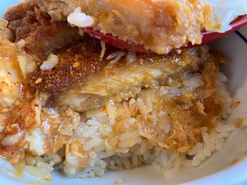 分厚いトンカツは食べ応え満点