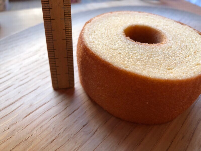  ドトールの「ふんわりバウムクーヘン」の高さは3cmほど