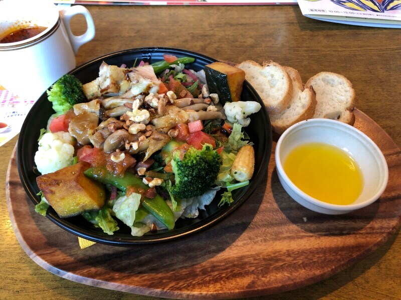 「チキンとナッツの11種野菜サラダ ランチ」