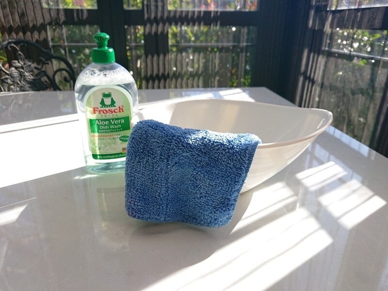 中性洗剤をぬるま湯で薄めたものなら、水がダメなもの以外はOK。皮脂が落ちやすい温度のぬるま湯が一番ですが、水で薄めた洗剤液をまとめて作っておくのも手軽に使えておすすめ