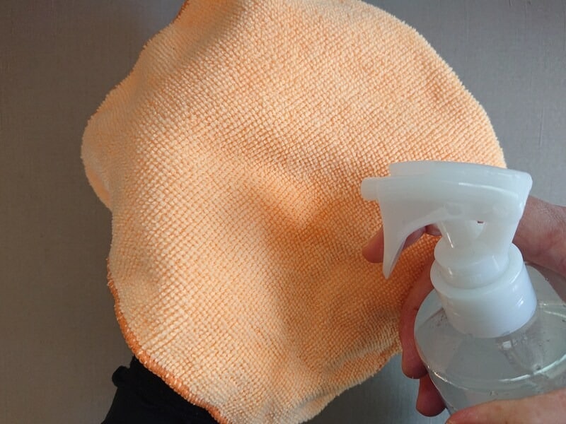 どうしてもアルコール消毒液で消毒したい場合、少しだけ布に染み込ませて拭くなら大丈夫な場合もあります。でも傷むこと覚悟の上の自己責任で！