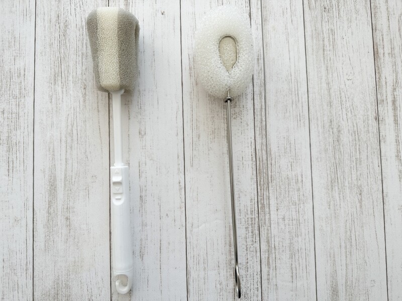 （左）ダイソー・（右）無印良品のボトル用スポンジ