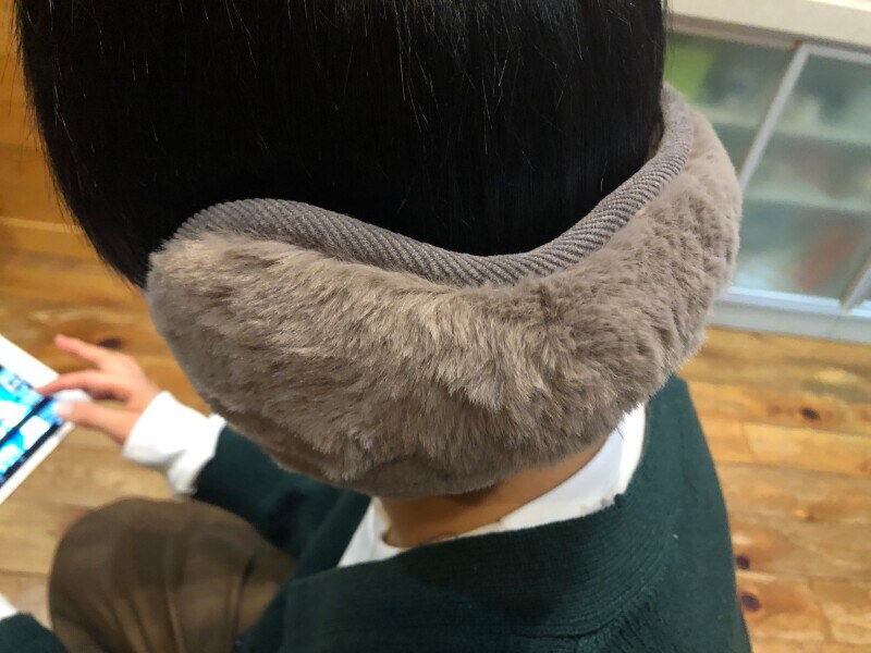 頭の後ろからつけて、調整する