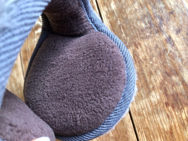 内側はフリース生地になっている