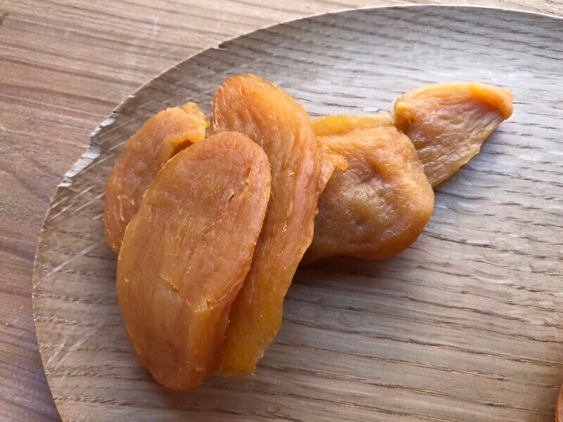「焼き干し芋 　平切り」は柔らかくて、もちもちしている