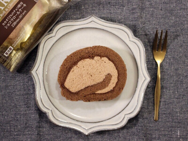 セブン‐イレブン「カカオ７２％のチョコ使用　　ショコラロールケーキ」