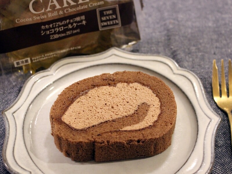 セブン‐イレブン「カカオ７２％のチョコ使用　　ショコラロールケーキ」