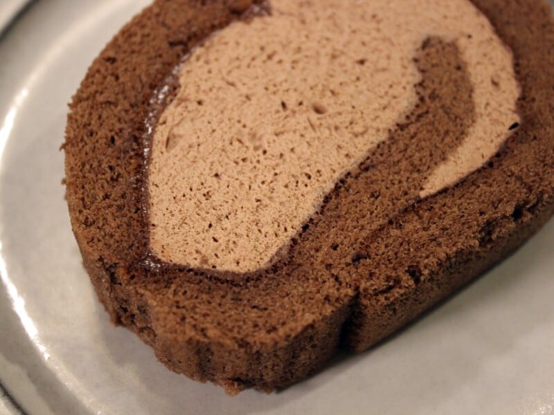 セブン‐イレブン「カカオ７２％のチョコ使用　　ショコラロールケーキ」