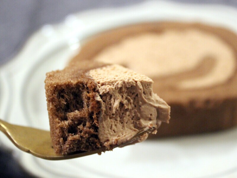 セブン‐イレブン「カカオ７２％のチョコ使用　　ショコラロールケーキ」