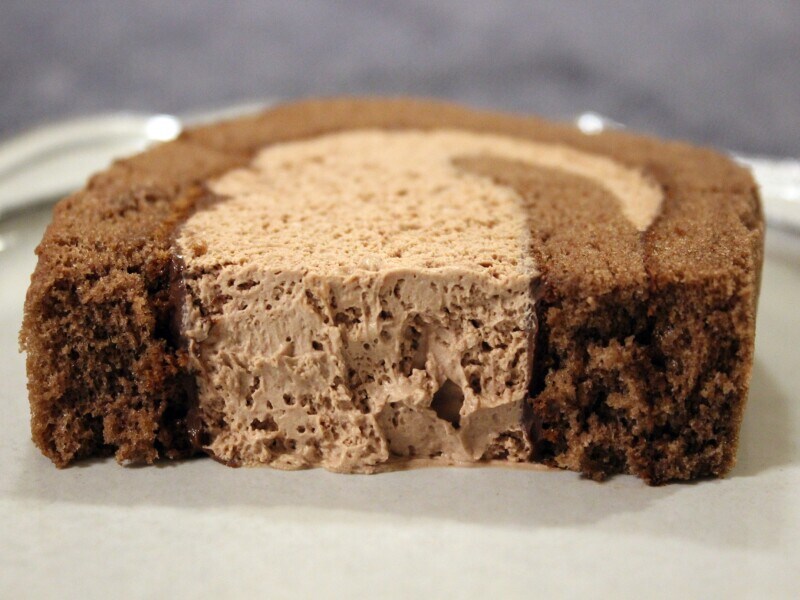 セブン‐イレブン「カカオ７２％のチョコ使用　　ショコラロールケーキ」