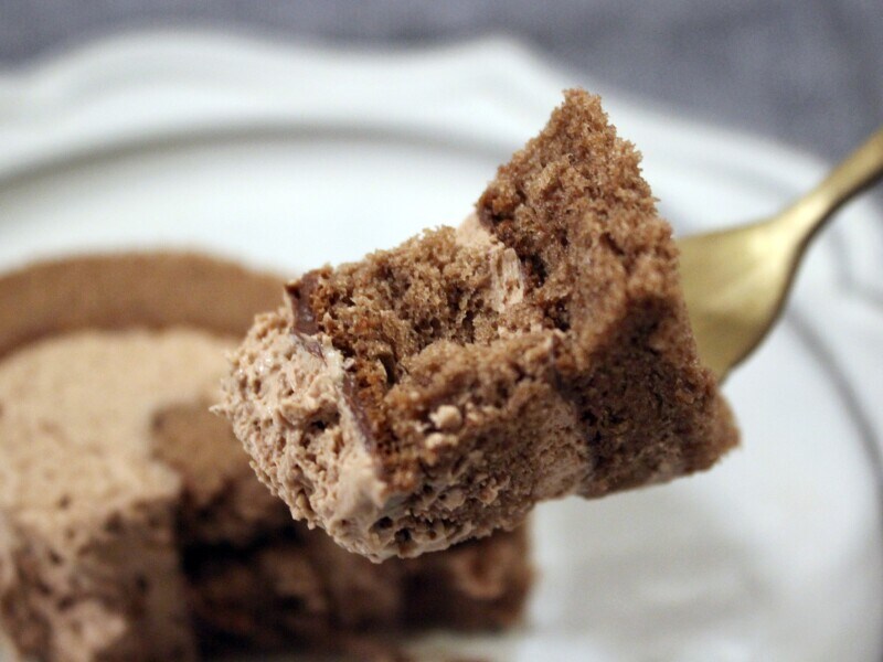 セブン‐イレブン「カカオ７２％のチョコ使用　　ショコラロールケーキ」