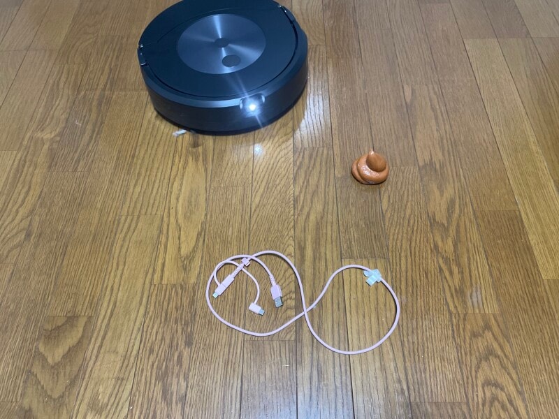ルンバコンボ j7＋が水拭き掃除しているところ。ペットの糞やケーブルなどの障害物を検知して避ける機能も備えています