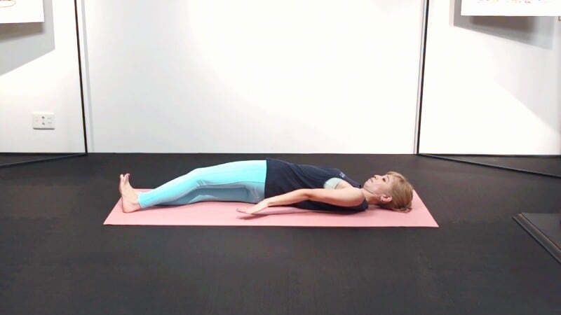 マツヤーサナ1: 手のひらを床に向けて、体の下に腕をしまい込みます
