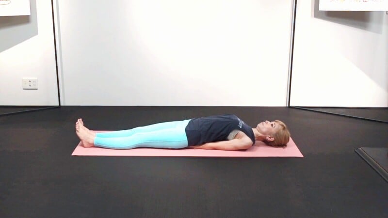 マツヤーサナ2:両腕を体の下にしまい込み、親指を重ねるように肩甲骨を背骨に引寄せ胸を開きます