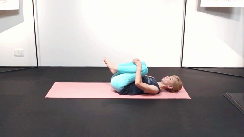 パヴァダムクターサナ1:両膝を胸にひきよせます