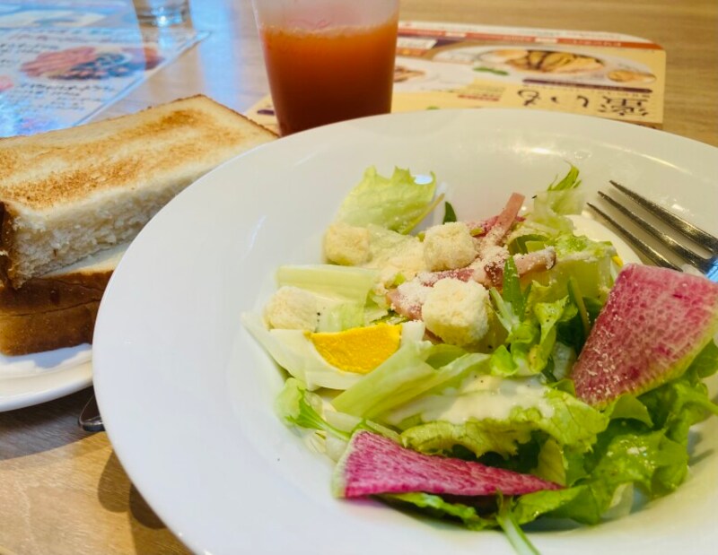 デニーズの「選べるサラダモーニング シーザーサラダ」は4種類のチーズのシーザードレッシングがかかっている