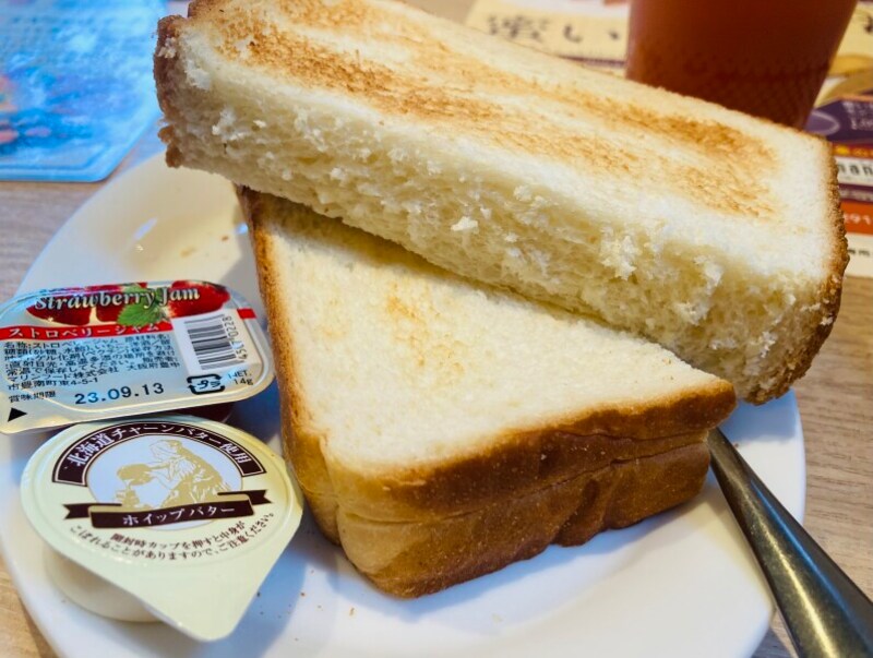 厚くてサクサクのトースト。バターとジャムがついています