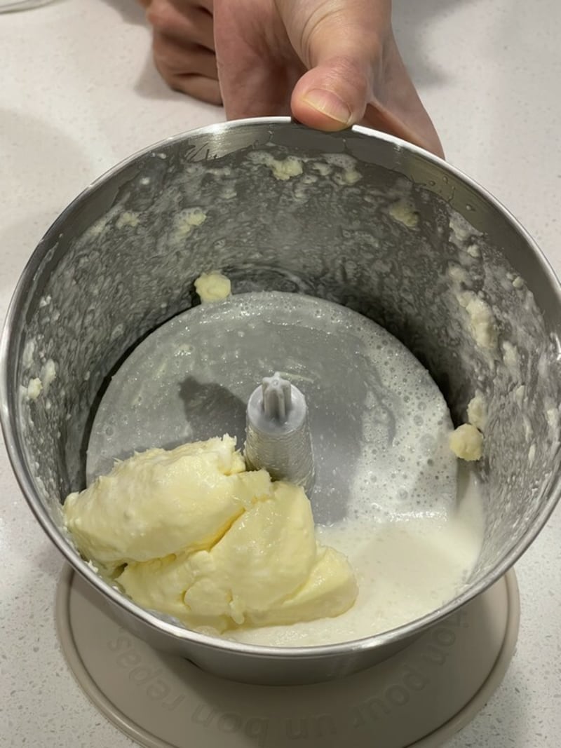 生クリームを攪拌して作るフレッシュバターは本当に美味！