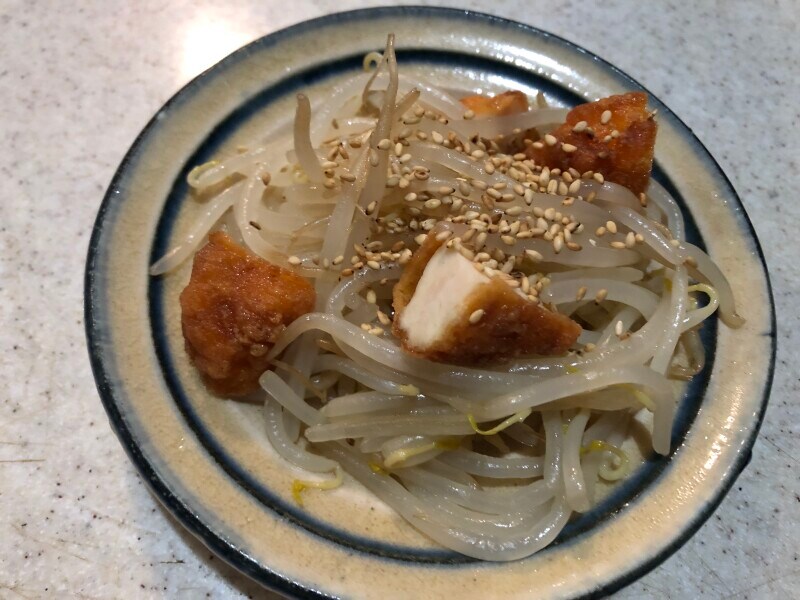 ローソンの「からあげクン　レギュラー」を使用した「もやしサラダ」