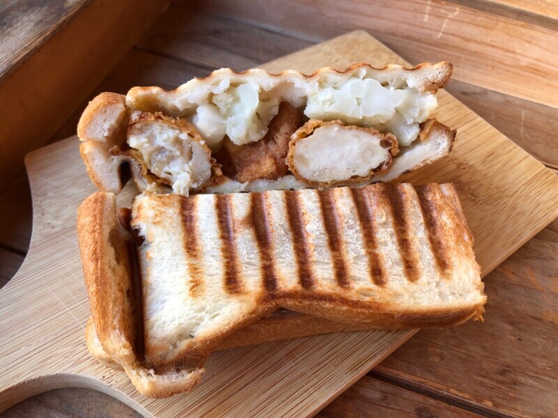 ローソンの「からあげクン　レギュラー」を使用した「ホットサンド」