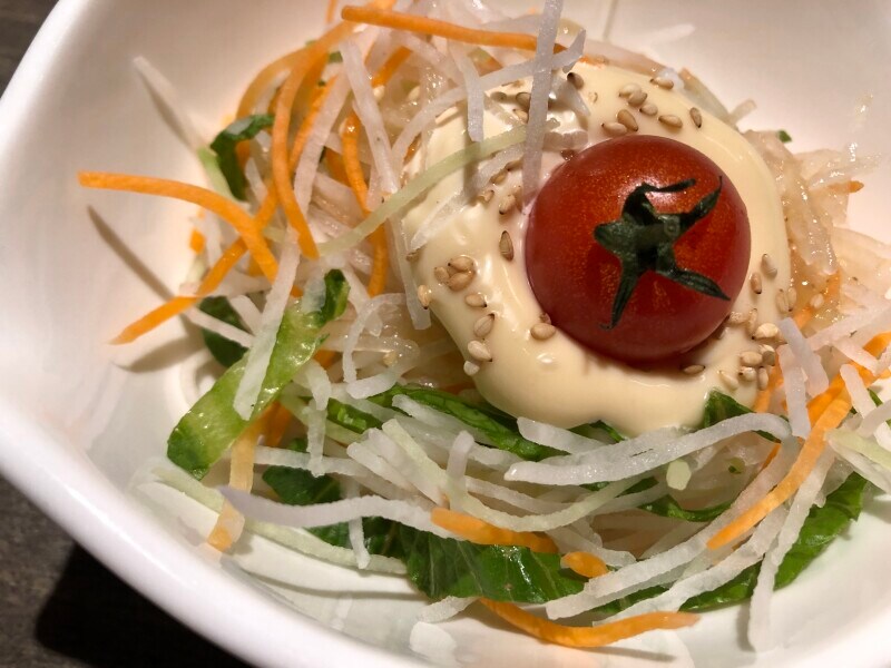びっくりドンキーの「ディッシュサラダ」は、大根がシャキシャキ