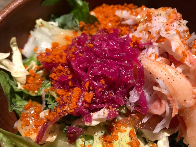 びっくりドンキーの「ドンキークラシックサラダ」は紫きゃべつのピクルスが美味しい