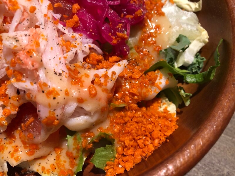 びっくりドンキーの「ドンキークラシックサラダ」のオレンジ色の粒々が味のアクセントに